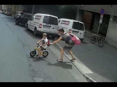 Kisfiú kijön elém - Little boy rides out