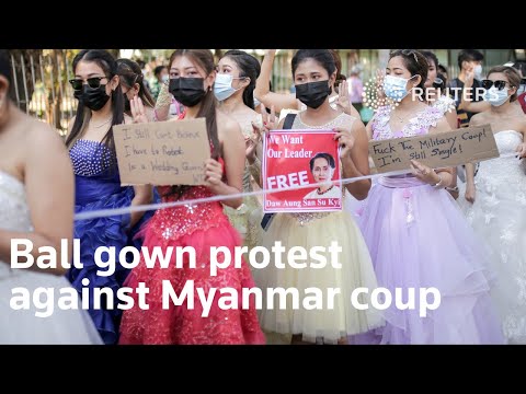 ミャンマーのクーデターに抗議するボールガウンの女性たち (Women in ball gowns protest against Myanmar coup)