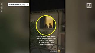 Serenata delle fan per Andrea Bocelli... e lui si affaccia per salutare