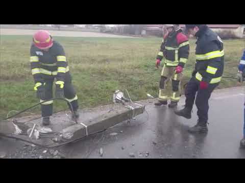 Stâlp căzut pe șosea, îndepărtat de pompieri