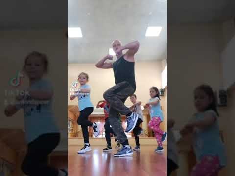 УЧИМ НОВЫЙ ТАНЕЦ НОГАМИ ШАФЛ ПОД МУЗЫКУ ЯГОДА МАЛИНКА ХАБИБ/ ОБУЧЕНИЕ ТАНЦАМ ИЗ ТИК ТОК ТРЕНДОВ