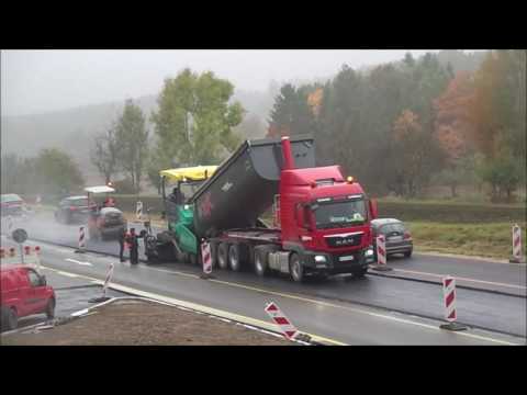 Asphalteinbau in der Bundesfernstraße B 31 unter Verkehr