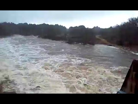 Desagüe en el embalse de Buitrago