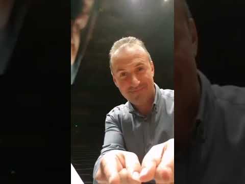 🇲🇰 Simon Trpčeski (Lara's father and co-author of the song) singing My Life Ahead Of Me