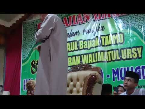ceramah lucu kyai haji M. akrom tegal berubah banjir air mata ketika sebuah lagu sebujur bangkai