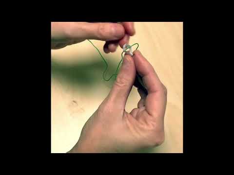 Trä tråden i nålsögat med pappersremsa