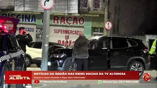 Carro bate em placa de sinalização em Varginha