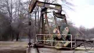 preview picture of video 'Oil Well Along Lake Devernia Texas 2007'