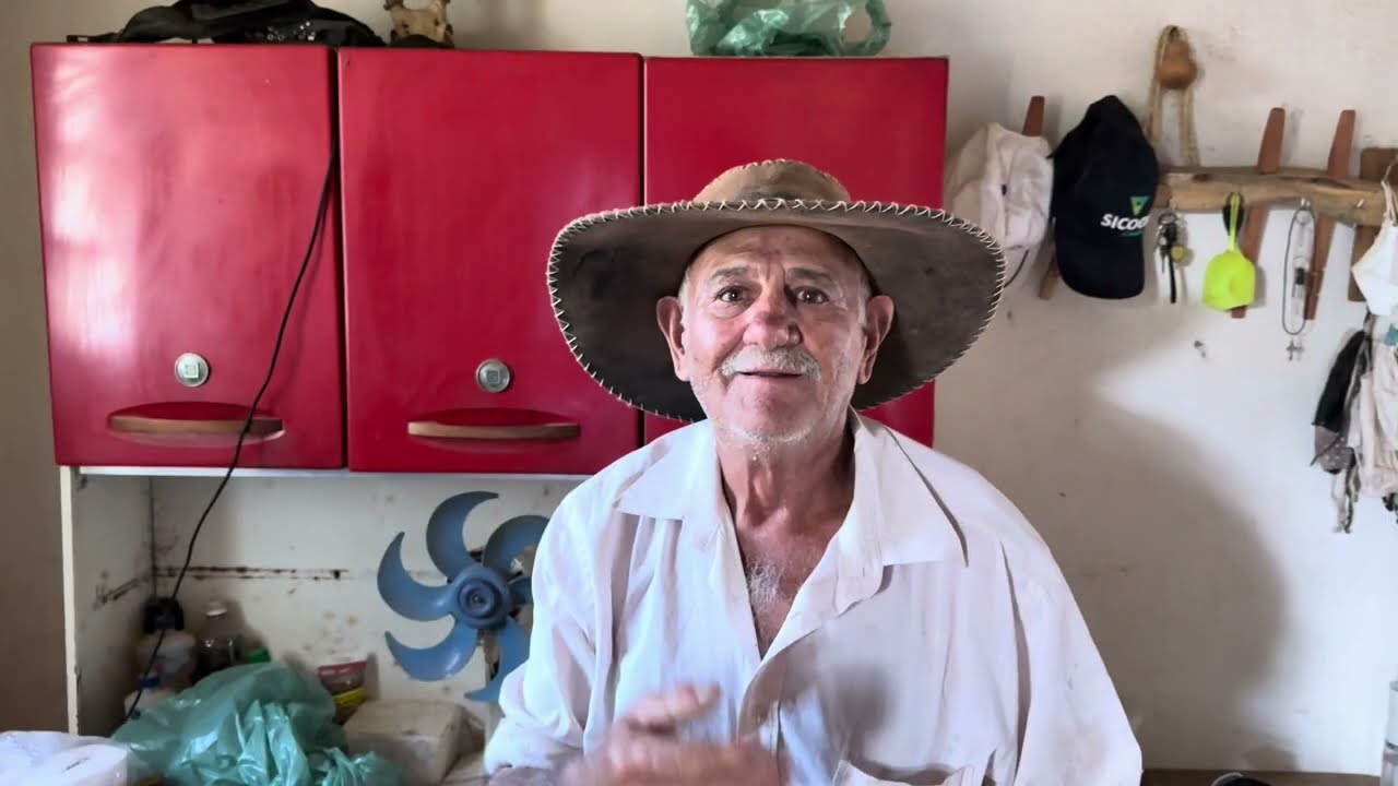 ELE MORA SOZINHO NA BEIRA DA ESTRADA,  FAZ TUDO NA SUA CASA JA MOROU DE BAIXO DE UMA ARVORE