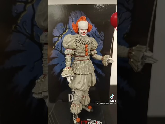 Vídeo relacionado con McFarlane Toys - Pennywise (Welcome to Derry) (Flashback) - Figura Posada de 6 Pulgadas, Etiqueta Dorada