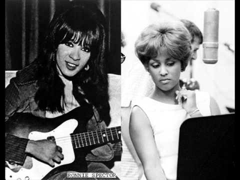 RONNIE SPECTOR & DARLENE LOVE (HIGH QUALITY) - ROCKING AROUND THE CHRISTMAS TREE