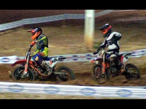 Disputa pela vitória na Corrida da Vx Junior no Velocross noturno em Canelinha SC