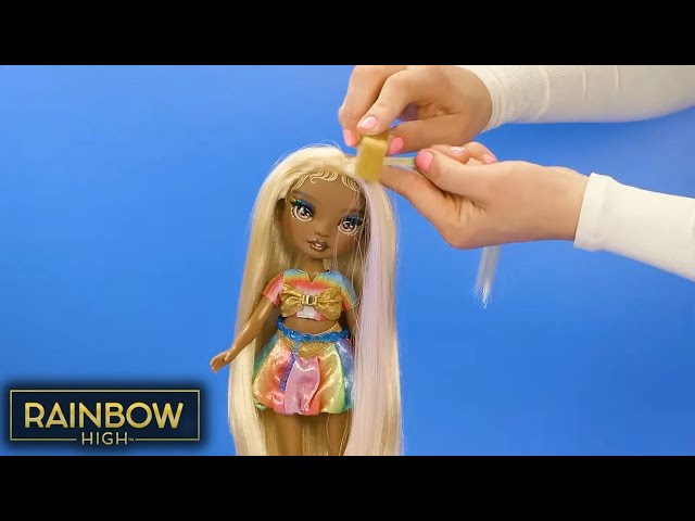 Vídeo relacionado con RAINBOW HIGH Muñeca Hair Chalk & Style - Meline - Muñeca Rainbow & Gold de 28 cm, Tiza Lavable para el Pelo, Colorea, Peina, Juega, Aclara y Repite, para Niños de 4 a 12 Años o Más