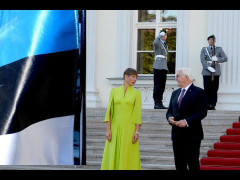 Ehrenposten - Estlands Präsidentin Kersti Kaljulaid