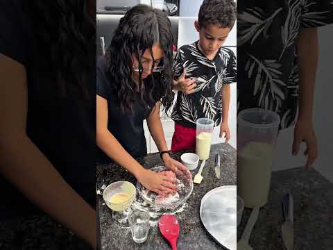 Matheus e Estela fizeram brigadeiro de morango com dois ingredientes.