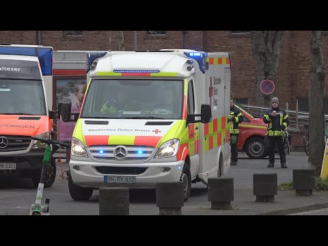 RTW 7-21 DRK Bonn an Weiberfastnacht beim Abrücken vom Bereitstellungsraum mit Dauerpresslufthorn