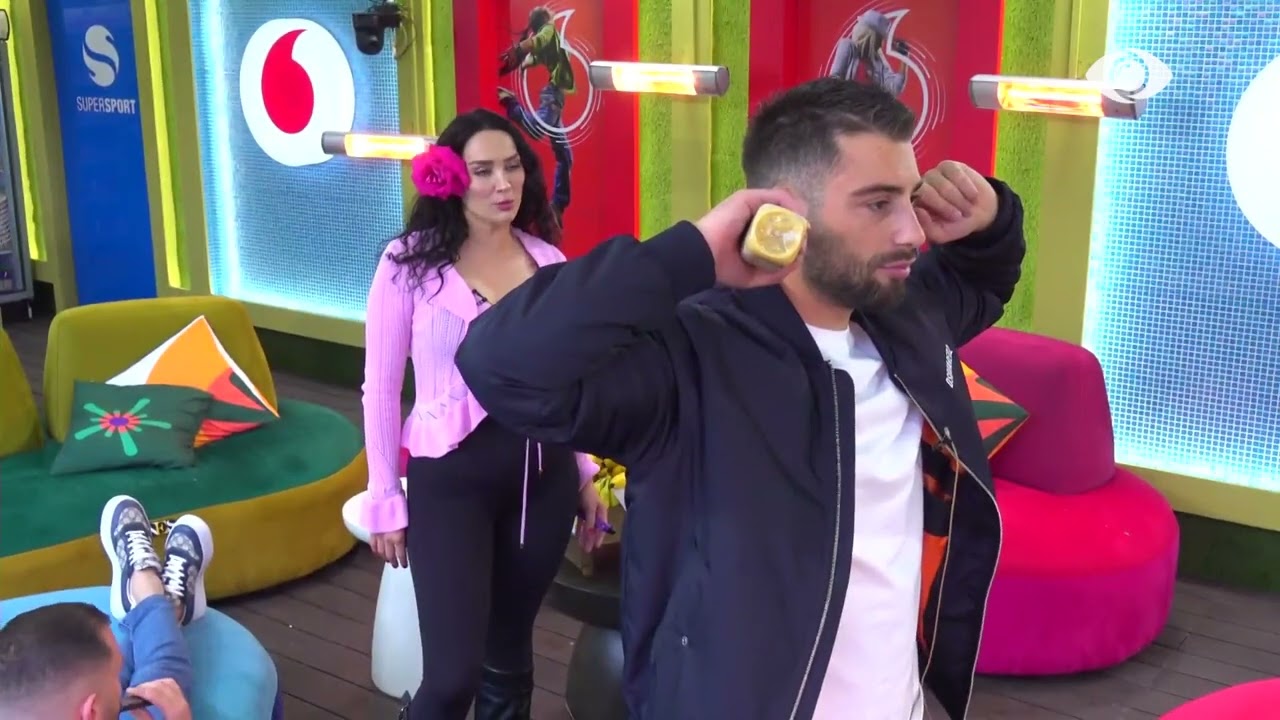 Erjola i del përballë dhe i flet, Meritoni mbyll veshët dhe i kthen kurrizin