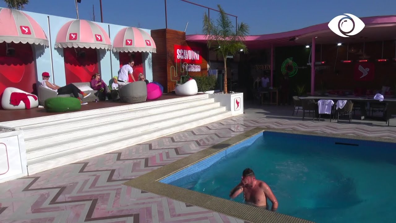 Mbasdite e nxehtë, Tani zhytet në pishinë