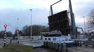 preview picture of video 'Brugopening Steensteegbrug Ophaalbrug/ Drawbridge/ Pont Basculant/ Zugbrücke Gramsbergen'