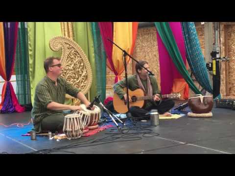 White guy singing Indian song :must watch