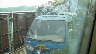 preview picture of video 'Truck load of rubbish near Xinxiang, China'