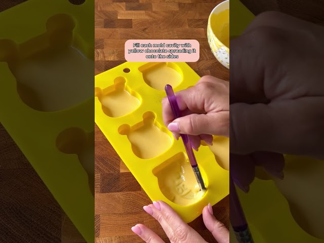 Vídeo relacionado con Unique Disney Winnie The Pooh - Vajilla para fiestas, servilletas de almuerzo, platos de cena y postre, ideal para fiestas temáticas, cumpleaños de niños y Halloween, con licencia oficial de Unique