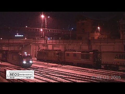 2005-02 [SDw] Bahnhof Spiez at NIGHT, Hangarten, Ewals, Ambrogio and RoLa with Loco changes; UNIQUE!