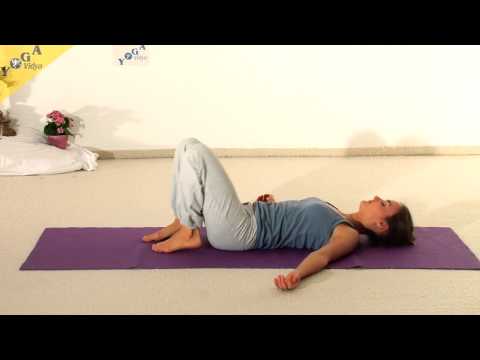 Yoga-Bauchmuskelübung mit Armen neben den Knien