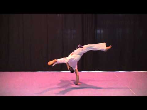 Meia Lua Reversao -- Capoeira movimento + slow motion