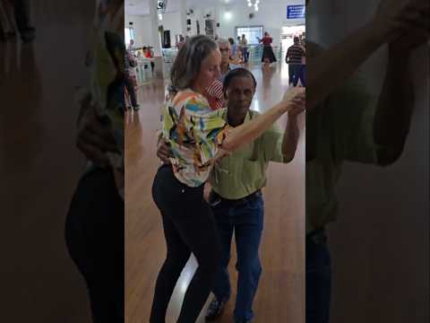 no Valdir Trentin clube do Vovô em Chopinzinho no Paraná.Brasil #shotrs #baile #dancarinos