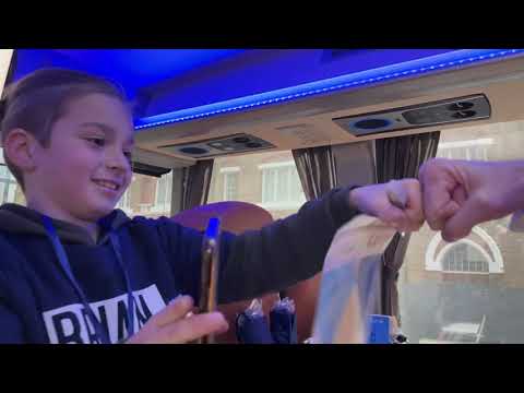 最年少のボランティアがバトルバスのグランドツアーに参加❤️???ブライアン・フォー・マイヨール軍に今すぐ参加しよう (Our Youngest Volunteer Gets The Battle Bus Grand Tour ❤️??Join The Brian For Mayor Army Today!)