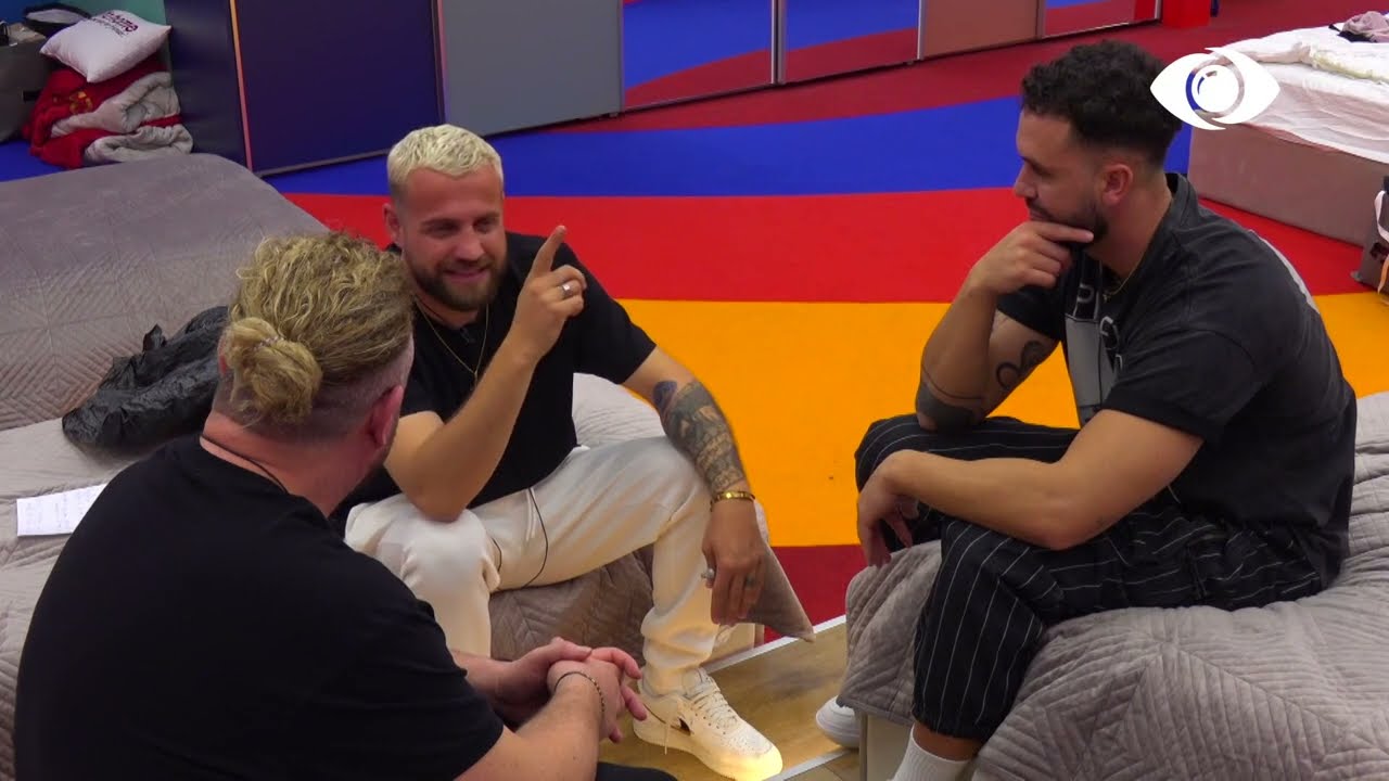 Djemtë mblidhen në dhomën e gjumit dhe tregojnë barcaleta