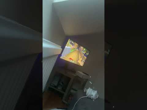 Julian prankar sin lillebror