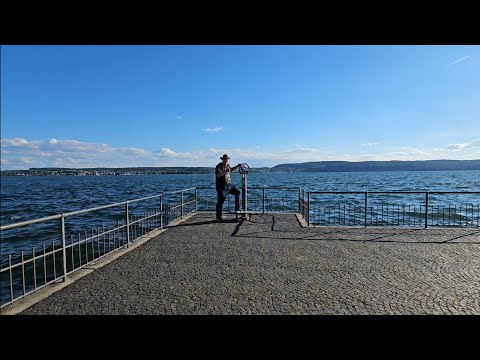 Überlingen Seepromenade vor Yachthafen mit Aussichtsplattform Überlingen am Bodensee