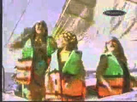 "Hei, Tarzan, Tarzan, Tarzan, ce bine e la mareee!". Vă mai aduceți aminte versurile? &Icirc;ncă de atunci, Sore era o mică vedetă. Cum arăta artista, &icirc;n urmă cu aproape 20 de ani, &icirc;n trupa Dolly