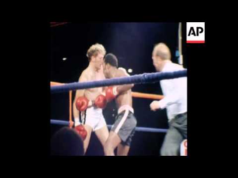 SYND 29 11 76 BLACK AND A WHITE BOXERS FIGHT FOR THE FIRST TIME IN SOUTH AFRICA