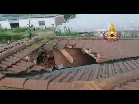 Un fulmine sventra il tetto di un'abitazione nel veronese