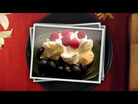 Efterrätt: Fläderblomsglass på maräng med säsongens bär - Halv åtta hos mig (TV4)