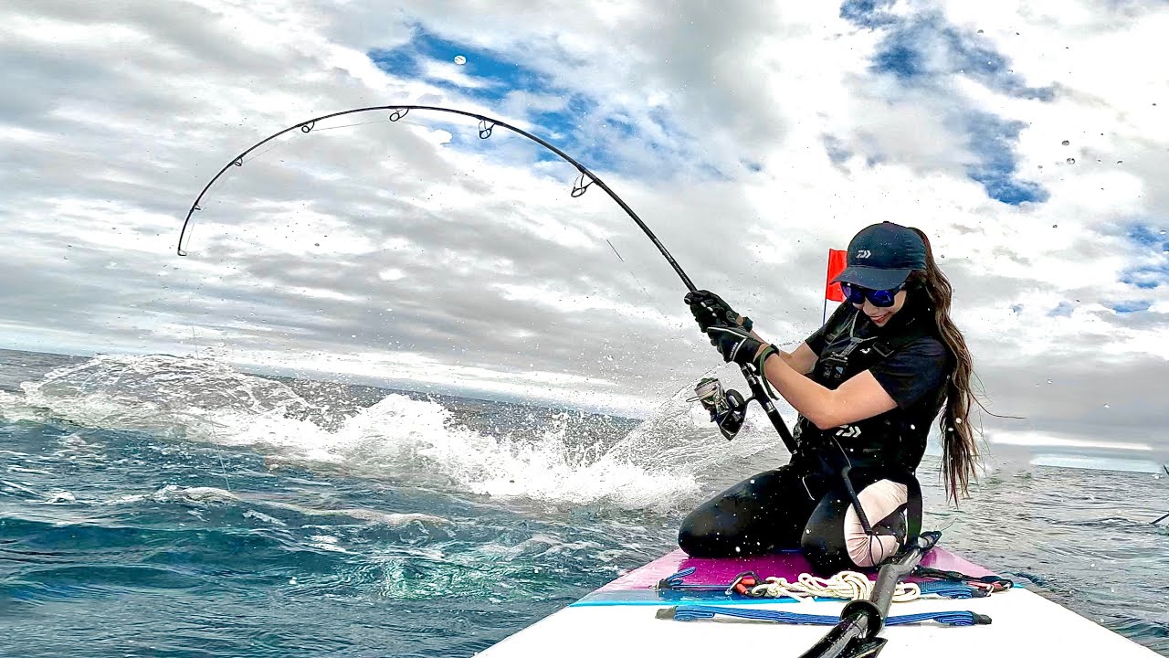 女がSUPからクロマグロを釣り上げる映像。5年越しの夢叶えました。