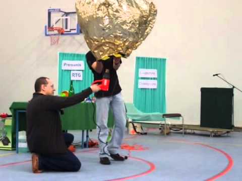 Balon zrobiony z folii podgrzewany ciepłym powietrzem