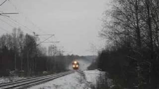 preview picture of video 'Express Train 706 whirling snow into air in Pöljä'