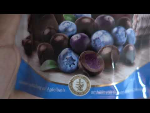 UNWRAPPING LINDT SENSATION FRUIT DUNKLE CHOCOLADE HEIDELBEERE & ACAI