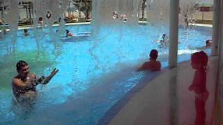 Empujo a papi al agua