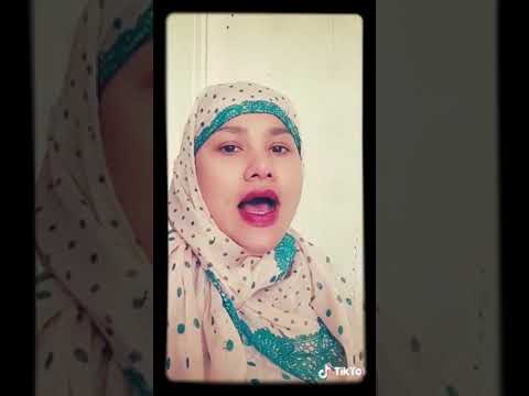 4 dara duduk di tepi sungai...😅