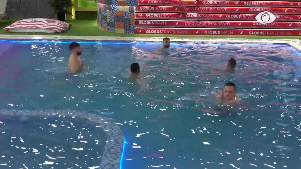 Mbushet pishina/ Juli, Gabriele, Elvisi, Drini dhe Romeo e kalojnë “festën” në ujë