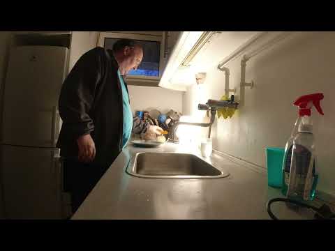 MongoTV_7610 - Mongo Madskole - SALAT Med RAVIOLI og TOMAT og AGURK