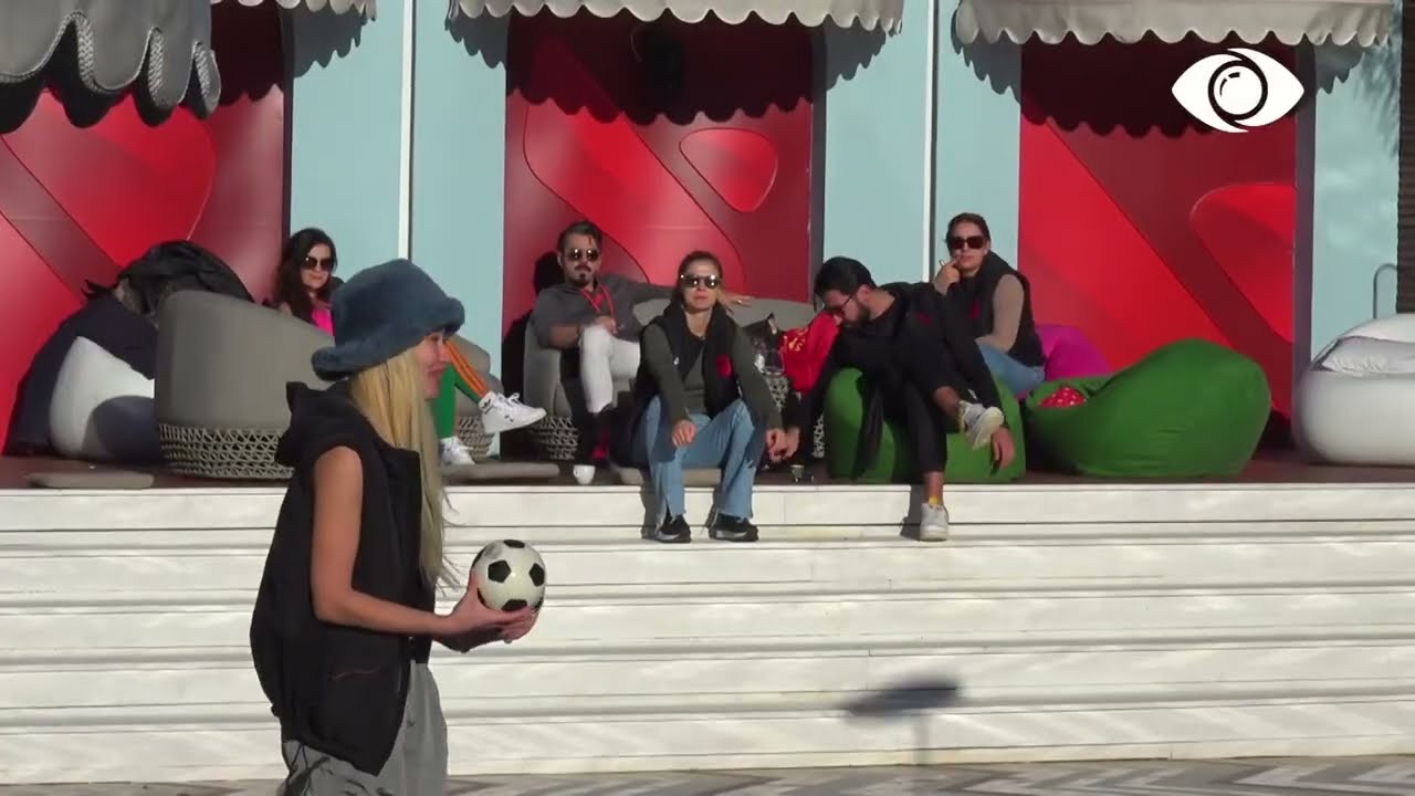 Luizi dhe Dea luajnë me top përmes pishinës