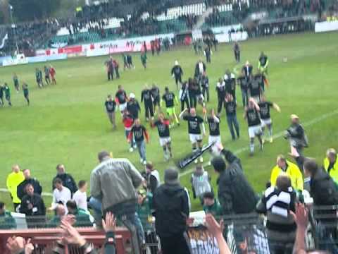 Mannschaft feiert mit den SVS Fans in Münster