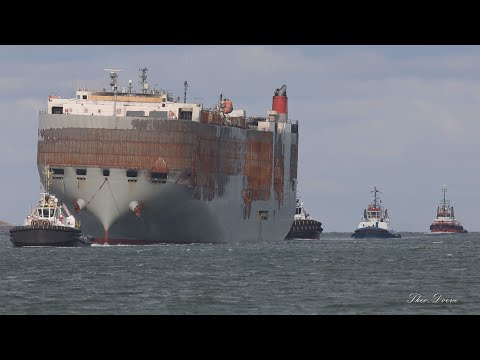 23-09-2023: Burned-out Fremantle Highway towed to Port of Rotterdam