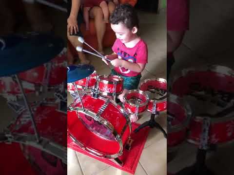 Netinho com 2 anos, levando jeito pra Baterista.